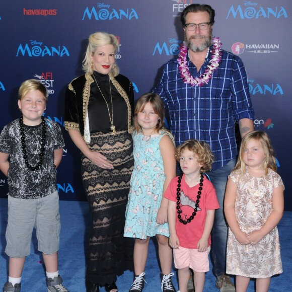 Tori Spelling enceinte avec son mari Dean McDermott et ses enfants Stella Doreen, Hattie Margaret, Liam Aaron et Finn Davey McDermott - Première du film "Moana" à Los Angeles le 14 novembre 2016