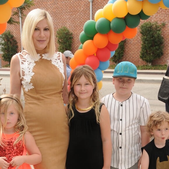 Tori Spelling enceinte avec ses enfants Liam, Stella, Hattie et Finn à la 27ème journée caritative Elizabeth Glaser Pediatric AIDs Foundation 'A Time For Heroes' à Culver City le 23 octobre 2016. © Birdie Thompson/AdMedia via ZUMA Wire / Bestimage