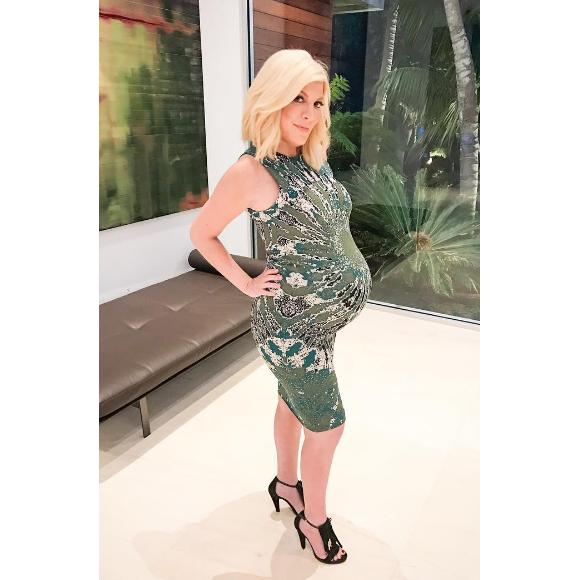 Tori Spelling, enceinte de son cinquième enfant, dévoile son gros baby bump à trois semaines de son accouchement (le 16 février 2017).