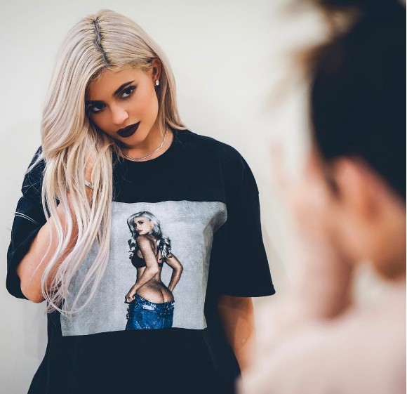 Kylie Jenner les fesses à l'air pour un nouveau Tee-shirt très sexy de sa collection disponible en ligne. Photo publiée sur Instagram le 2 mars 2017