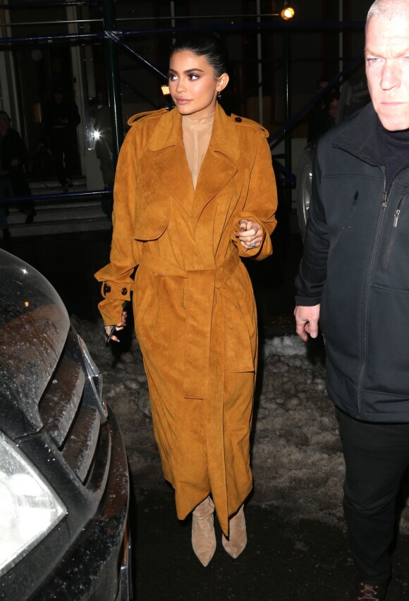 Kylie Jenner et son compagnon Tyga sont allés diner au restaurant Nobu à New York. Kylie porte une combinaison pantalon beige très transparente qui laisse entrevoir ses dessous! Le 11 février 2017