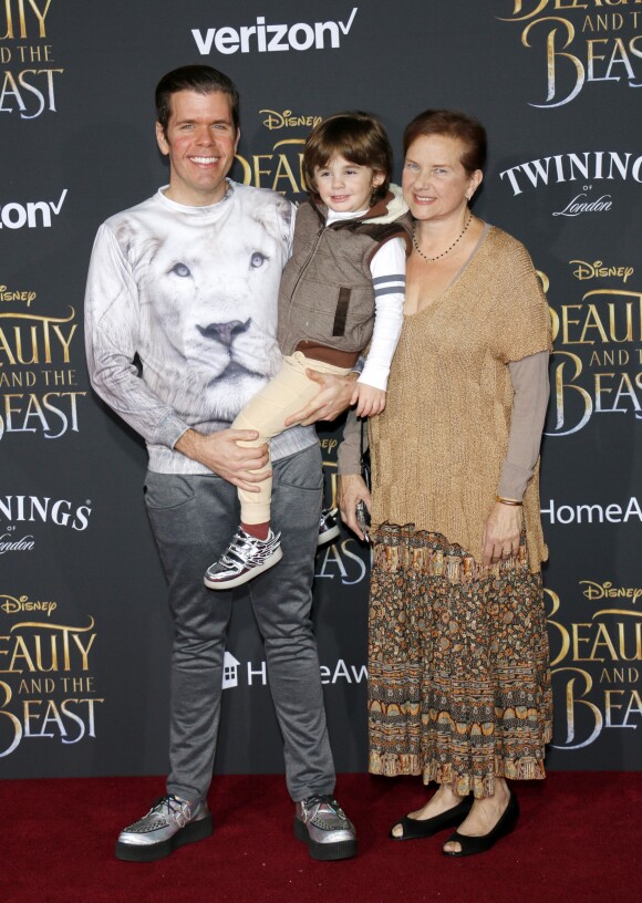 Perez Hilton avec sa mère Teresita Lavandeira et son fils Mario Armando Lavandeira - Avant-première du film La Belle et la bête à Los Angeles le 2 mars 2017