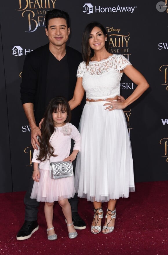 Mario Lopez avec sa femme Courtney Laine Mazza et sa fille Gia Francesca Lopez - Avant-première du film La Belle et la bête à Los Angeles le 2 mars 2017