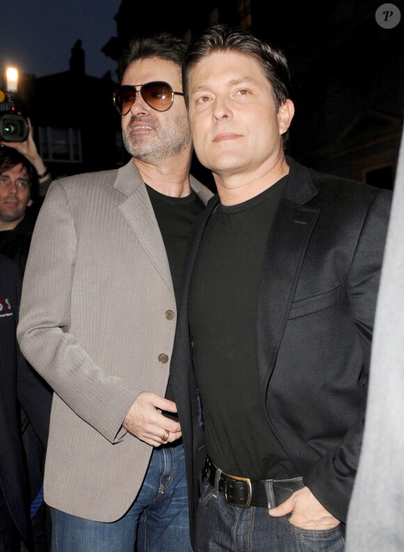 George Michael et Kenny Goss à une exposition de photo à Saville, le 23 avril 2008