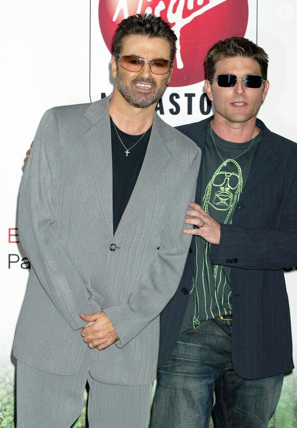 George Michael et Kenny Goss au Virgin Megastore de Los Angeles le 22 mai 2004