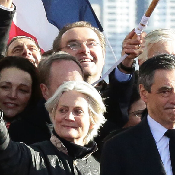 François Fillon et sa femme Penelope - Rassemblement de soutien à François Fillon, candidat du parti Les Républicains à la présidentielle, Place du trocadéro à Paris le 5 mars 2017. © Stéphane Lemouton/Bestimage