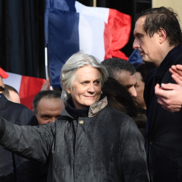 François Fillon et sa femme Penelope Fillon - Rassemblement de soutien à François Fillon, candidat du parti Les Républicains à la présidentielle, Place du trocadéro à Paris le 5 mars 2017.
