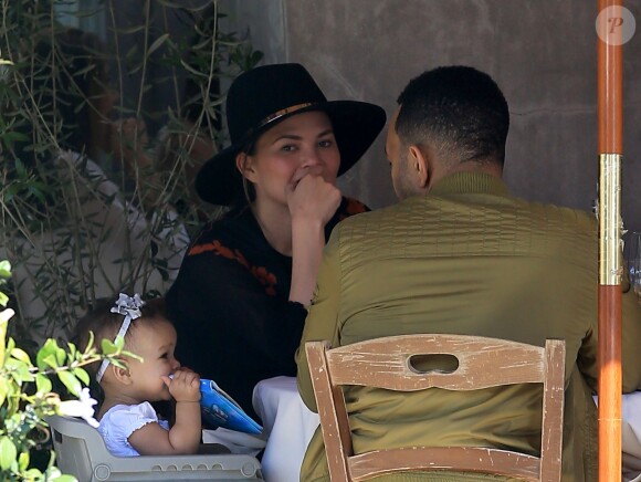 John Legend et sa femme Chrissy Teigen sont allés déjeuner en famille avec leur fille Luna au restaurant Il Pastaio à Beverly Hills, le 2 mars 2017