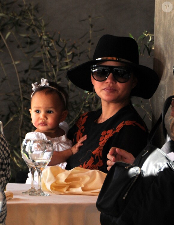 John Legend et sa femme Chrissy Teigen sont allés déjeuner en famille avec leur fille Luna au restaurant Il Pastaio à Beverly Hills, le 2 mars 2017