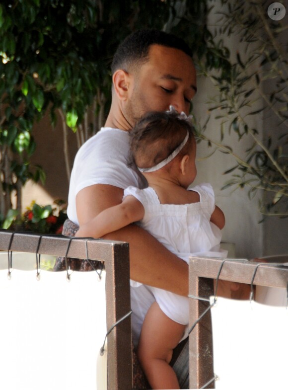John Legend et sa femme Chrissy Teigen sont allés déjeuner en famille avec leur fille Luna au restaurant Il Pastaio à Beverly Hills, le 2 mars 2017