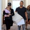 Chrissy Teigen et son mari John Legend se promènent avec leur fille Luna dans les rues de West Hollywood. La petite famille est allée déjeuner au restaurant Au Fudge et ensuite shopping à Oscar De La Renta! Le 9 février 2017