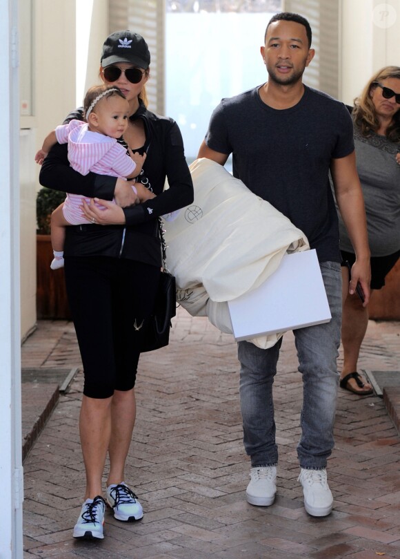 Chrissy Teigen et son mari John Legend se promènent avec leur fille Luna dans les rues de West Hollywood. La petite famille est allée déjeuner au restaurant Au Fudge et ensuite shopping à Oscar De La Renta! Le 9 février 2017