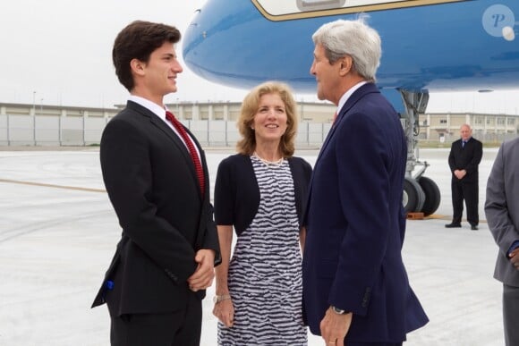 L'ambassadeur des Etats-Unis au Japon Caroline Kennedy et son fils Jack Schlossberg accueillent le secrétaire d'état américain John Kerry sur la base aérienne du corps des Marines Iwakuni le 10 avril 2016