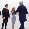L'ambassadeur des Etats-Unis au Japon Caroline Kennedy et son fils Jack Schlossberg accueillent le secrétaire d'état américain John Kerry sur la base aérienne du corps des Marines Iwakuni le 10 avril 2016
