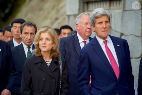 Le sous-secrétaire d'État adjoint aux affaires politiques Thomas Shannon, le secrétaire d'état américain John Kerry et l'ambassadeur américain au Japon Caroline Kennedy visitent le sanctuaire shinto Itsukushima-jinja - Les chefs de la diplomatie des pays du G7 en réunion à Hiroshima. Le 10 avril 2016