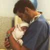 Paul-Henri Mathieu papa pour la deuxième fois, pose avec son bébé sur Instagram le 8 mars 2017.