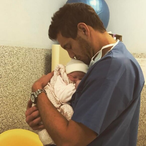 Paul-Henri Mathieu papa pour la deuxième fois, pose avec son bébé sur Instagram le 8 mars 2017.