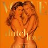 Lara Stone et Doutzen Kroes en couverture du numéro d'avril 2017 du magazine Vogue Nederland. Photo par Mario Testino.