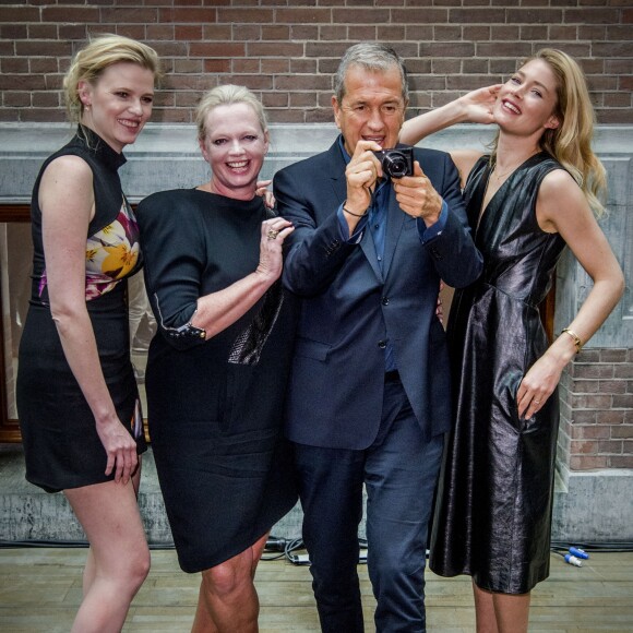 Mario Testino, la rédactrice en chef de Vogue Nederland Karin Swerink, Lara Stone et Doutzen Kroes dévoilent la couverture du numéro anniversaire de Vogue Nederland. Amsterdam, le 8 mars 2017.