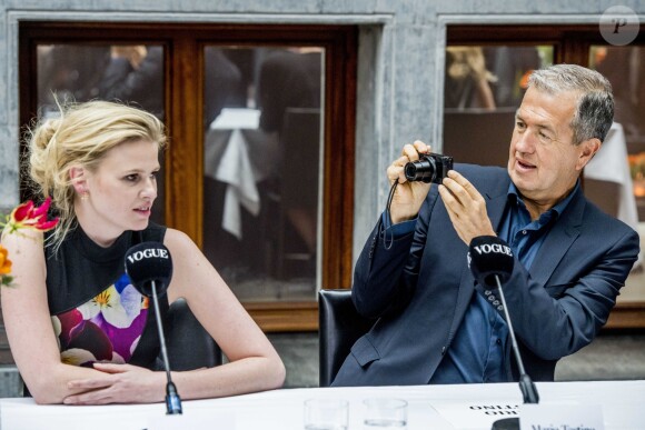 Mario Testino, la rédactrice en chef de Vogue Nederland Karin Swerink, Lara Stone et Doutzen Kroes dévoilent la couverture du numéro anniversaire de Vogue Nederland. Amsterdam, le 8 mars 2017.