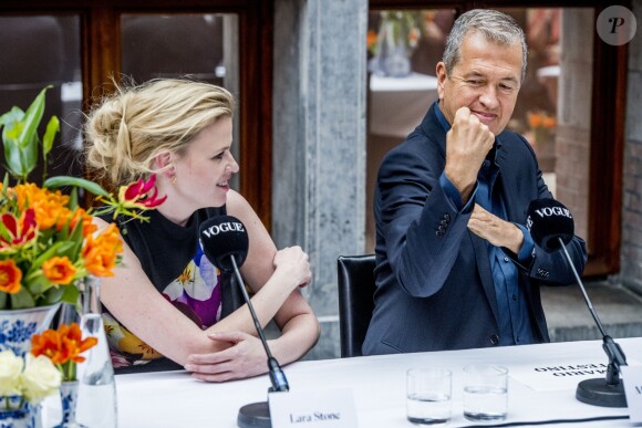 Mario Testino, la rédactrice en chef de Vogue Nederland Karin Swerink, Lara Stone et Doutzen Kroes dévoilent la couverture du numéro anniversaire de Vogue Nederland. Amsterdam, le 8 mars 2017.