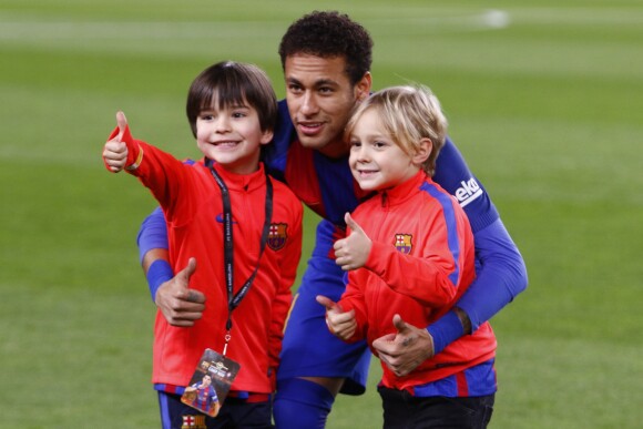 Le footballeur Neymar et son fils Davi Lucca da Silva lors du match FC Barcelone contre le Celta Vigo à Barcelone le 4 mars 2017.
