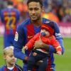 Le footballeur du FC Barcelone Neymar pose avec son fils Davi Lucca ( blond) et un bébé à Barcelone le 4 février 2017