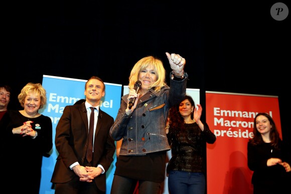 Emmanuel Macron et sa femme Brigitte Macron (Trogneux) - A l'occasion de la journée internationale des femmes, Emmanuel Macron, candidat du mouvement "En Marche!", à l'élection présidentielle, a cloturé un rassemblement organisé par le collectif "Elles Marchent" au théatre Antoine, à Paris, France, le 8 Mars 2017