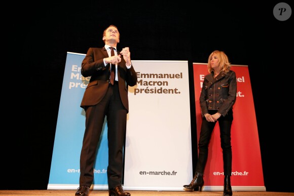 Emmanuel Macron et sa femme Brigitte Macron (Trogneux) - A l'occasion de la journée internationale des femmes, Emmanuel Macron, candidat du mouvement "En Marche!", à l'élection présidentielle, a cloturé un rassemblement organisé par le collectif "Elles Marchent" au théatre Antoine, à Paris, France, le 8 Mars 2017