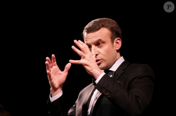 A l'occasion de la journée internationale des femmes, Emmanuel Macron, candidat du mouvement "En Marche!", à l'éléction présidentielle, a cloturé un rassemblement organisé par le collectif "Elles Marchent" au théatre Antoine, à Paris, France, le 8 Mars 2017.