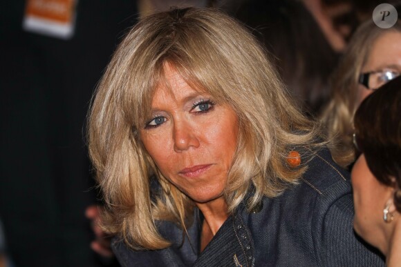 Brigitte Macron (Trogneux) observant son époux sur scène - A l'occasion de la journée internationale des femmes, Emmanuel Macron, candidat du mouvement "En Marche!", à l'élection présidentielle, a cloturé un rassemblement organisé par le collectif "Elles Marchent" au théatre Antoine, à Paris, France, le 8 Mars 2017.