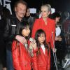 Johnny Hallyday, sa femme Laeticia (en béquilles) et leurs filles Jade et Joy au vernissage de l'exposition du photographe Mathieu Cesar à Los Angeles. Le 21 février 2017