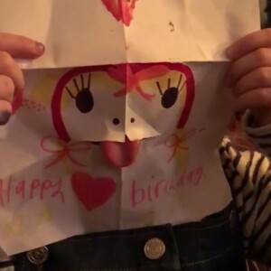 David Beckham partage une vidéo de sa fille Harper à l'occasion de l'anniversaire de Jackie Adams, la maman de Victoria Beckham. Mars 2017.