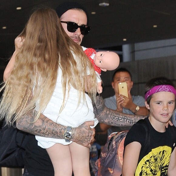 David Beckham avec Harper Beckham et Cruz Beckham arrivent à l'aéroport de LAX à Los Angeles, Californie, Etats-Unis, le 11 juillet 2016.