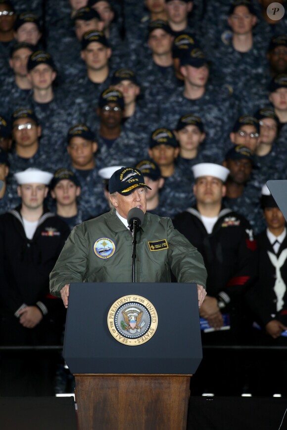 Le président américain Donald Trump en visite à bord du porte avion USS Gerald R. Ford à Newport le 2 mars 2017.