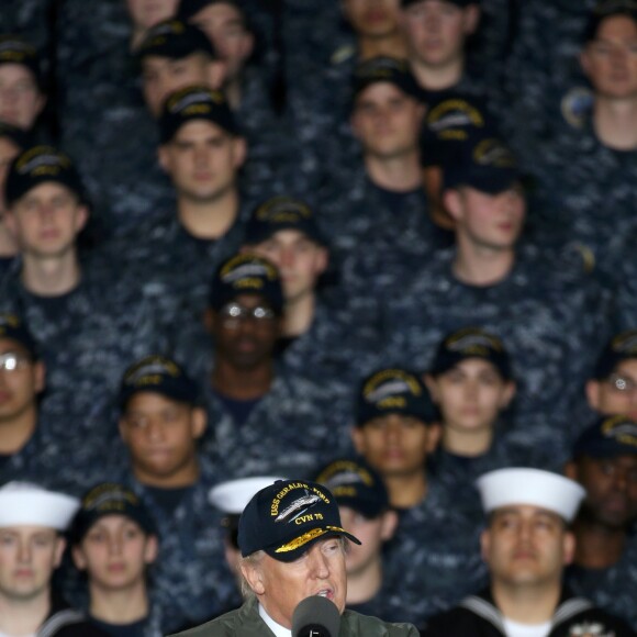 Le président américain Donald Trump en visite à bord du porte avion USS Gerald R. Ford à Newport le 2 mars 2017.