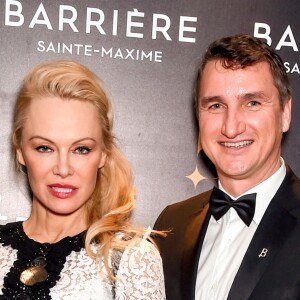 Pamela Anderson et Olivier Bader, le directeur du Casino Barrière Sainte-Maxime, durant le dîner caritatif pour la fondation Pamela Anderson organisé par le casino de Sainte-Maxime le 11 mars 2017. © Bruno Bebert/Bestimage