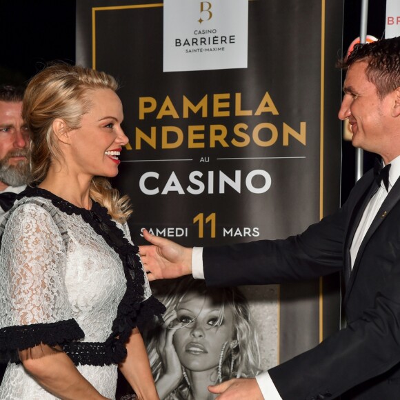 Pamela Anderson et Olivier Bader, le directeur du Casino Barrière Sainte-Maxime, durant le dîner caritatif pour la fondation Pamela Anderson organisé par le casino de Sainte-Maxime le 11 mars 2017. © Bruno Bebert/Bestimage