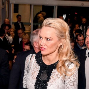 Pamela Anderson et Olivier Bader, le directeur du Casino Barrière Sainte-Maxime, durant le dîner caritatif pour la fondation Pamela Anderson organisé par le casino de Sainte-Maxime le 11 mars 2017. © Bruno Bebert/Bestimage