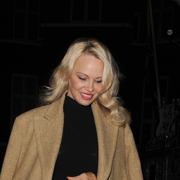 Semi-Exclusif - Pamela Anderson se rend à l'ambassade de l'Equateur pour rendre visite à Julian Assange à Londres. Depuis le 19 juin 2012, le fondateur de WikiLeaks vit reclus en plein cœur de la capitale britannique, craignant d'être transféré aux États-Unis où il risquerait gros, après la publication par son site de centaines de milliers de documents secrets américains. Après plusieurs semaines de rumeurs persistantes, Pamela Anderson a officialisé jeudi 23 février dernier sa relation avec le cyber-militant Julian Assange. Le 9 mars 2017