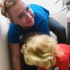Hayden Panettiere forcée d'éponger le sol d'un avion après que sa fille Kaya a fait pipi par terre. Photo publiée sur Twitter, le 13 mars 2017
