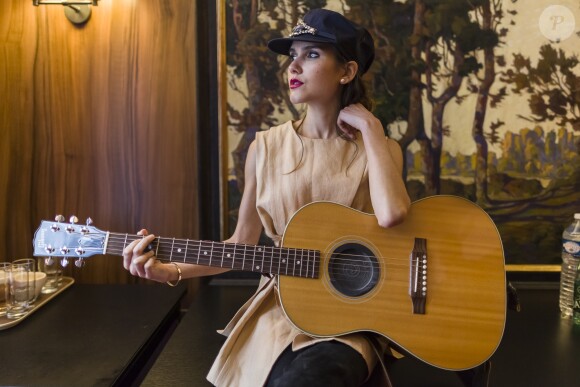 Exclusif - Joyce Jonathan avant le concert MFM Radio Live, place de la République à Lyon, le 3 mars 2017.