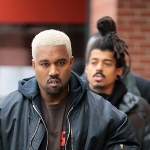 Kanye West, les cheveux teint en blond, se balade dans les rues de New York, le 11 février 2017