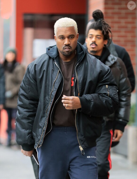 Kanye West, les cheveux teint en blond, se balade dans les rues de New York, le 11 février 2017