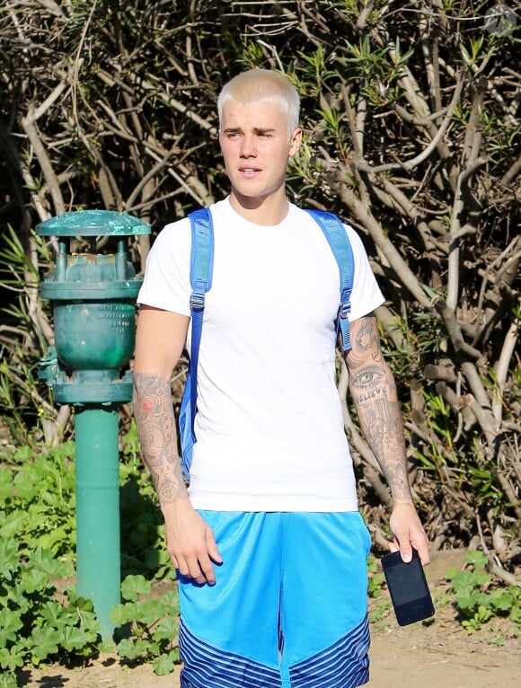 Justin Bieber arrive au volant de sa jeep Mercedes et fait une balade sur les hauteurs de Los Angeles, le 28 février 2017
