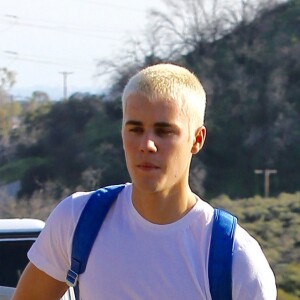 Justin Bieber arrive au volant de sa jeep Mercedes et fait une balade sur les hauteurs de Los Angeles, le 28 février 2017