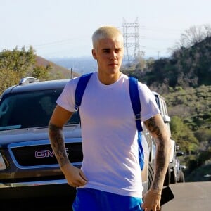 Justin Bieber arrive au volant de sa jeep Mercedes et fait une balade sur les hauteurs de Los Angeles, le 28 février 2017