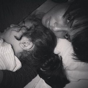 Sonia Rolland partage un câlin avec sa fille Kahina assoupie. Photo publiée par Jalil Lespert sur Instagram en octobre 2016.