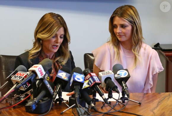 Conférence de presse de Mischa Barton et son avocate Lisa Bloom à Woodland Hills. Une sextape de Mischa Barton est propo­sée au plus offrant par un ex de l'actrice. L'avocate de la star a déjà fait savoir qu'elle comp­tait enta­mer des pour­suites contre cette " vengeance porno­gra­phique ". Le 15 mars 2017