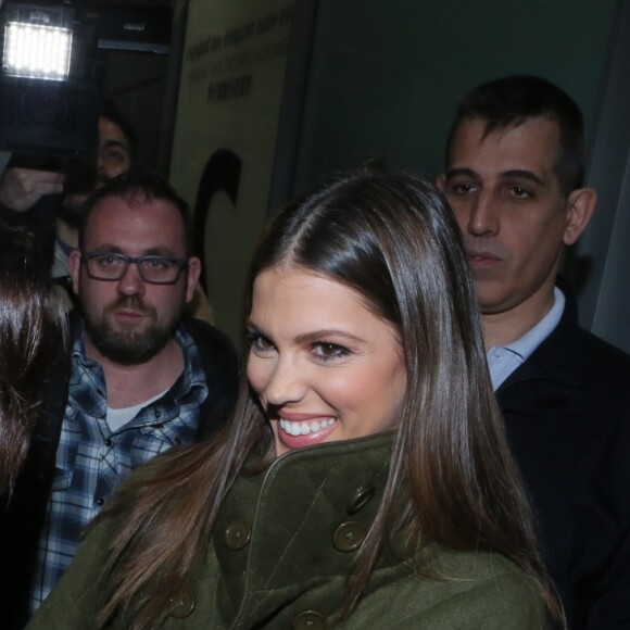 Iris Mittenaere (Miss Univers et Miss France 2016) et sa mère Laurence Druart - Iris Mittenaere, Miss Univers et Miss France 2016 arrive à Paris en provenance de New York le 16 mars 2017.